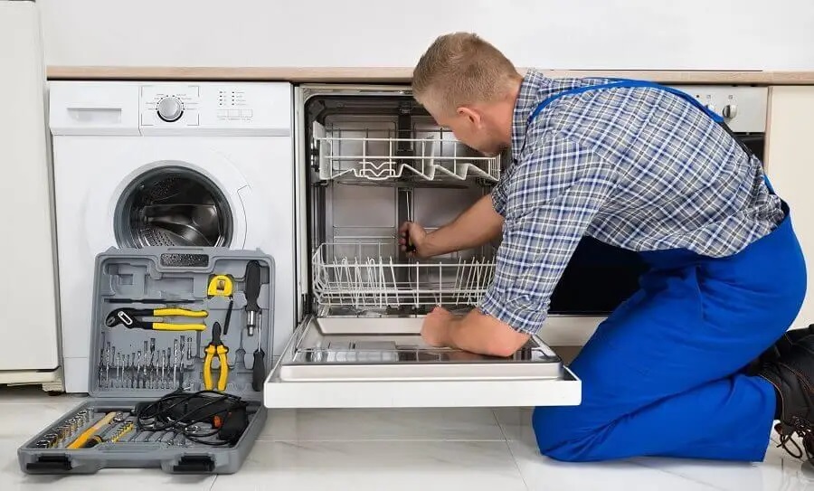 Gaziemir Hotpoint servisi teknisyen ekibi beyaz eşya tamiri yaparken